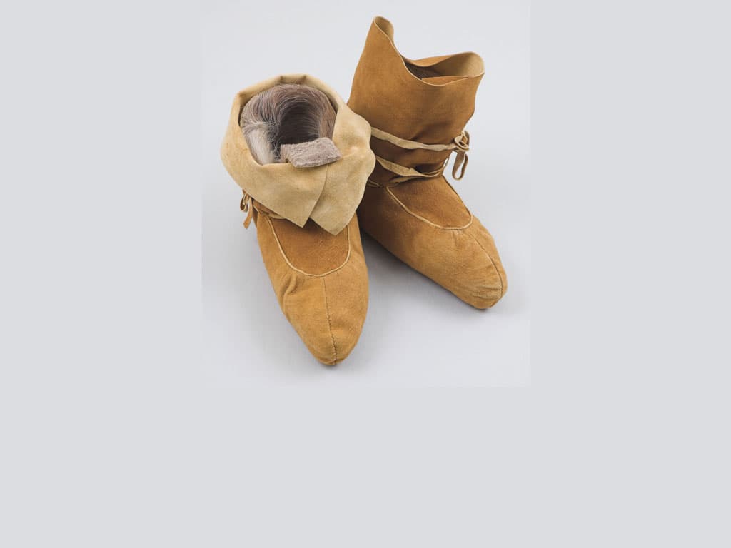 Winter moccasins with caribou skin liners - whaÌ€aÌ€keeÌ€