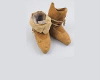 Winter moccasins with caribou skin liners - whaÌ€aÌ€keeÌ€